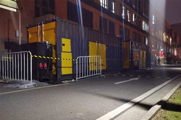 江岸柴油发电机组的输出电压是如何调节的？