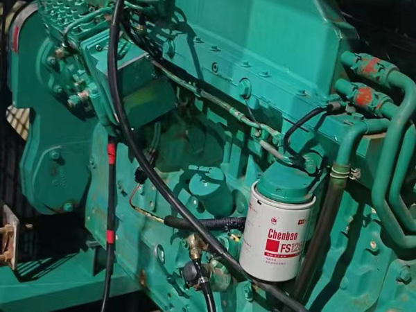 江岸如何确定新的发电机组控制系统是否与原系统兼容？