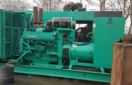 江岸发电机组如何判断水冷式机油散热器内部是否需要清洗？