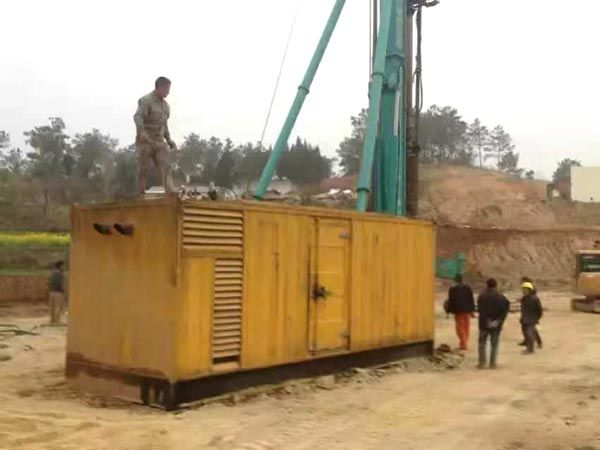 江岸如何判断水冷式机油散热器密封件是否需要更换？